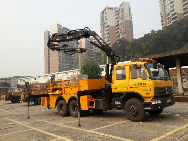 南方電網購買的東風雙排帶電作業車