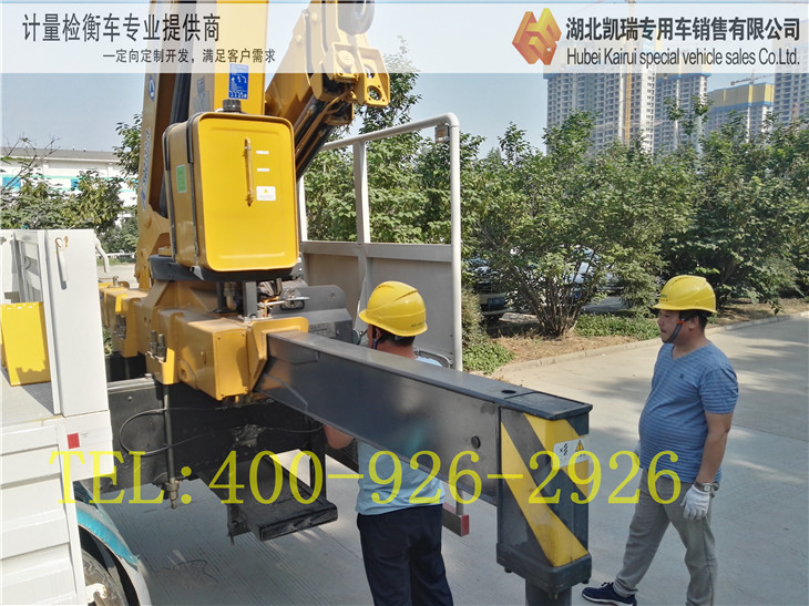 計量所工作人員操作計量檢衡車 計量所工作人員操作計量檢衡車