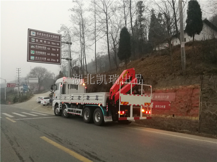 武威計(jì)量所檢衡車在G316國(guó)道上打開警示燈的狀態(tài) 武威計(jì)量所檢衡車在G316國(guó)道上打開警示燈的狀態(tài)