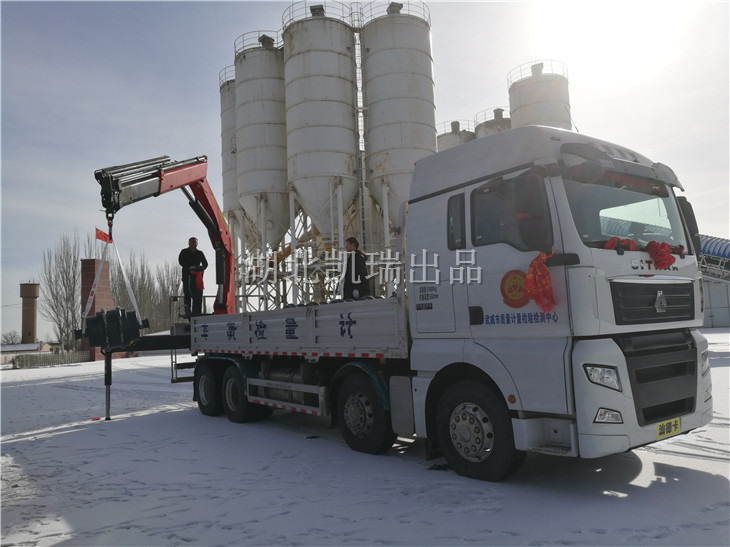 汕德卡檢衡車在砝碼庫(kù)吊裝砝碼 汕德卡檢衡車在砝碼庫(kù)吊裝砝碼