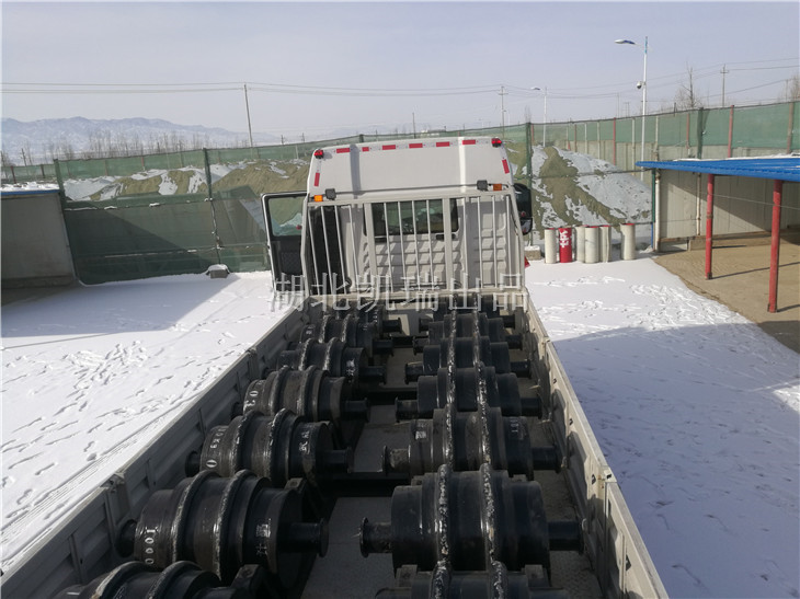 砝碼吊裝完畢后整體圖(車頭方向) 砝碼吊裝完畢后整體圖(車頭方向)