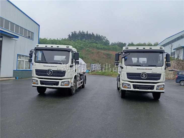 兩臺(tái)陜汽車型可卸式垃圾車出口發(fā)車 兩臺(tái)陜汽車型可卸式垃圾車出口發(fā)車