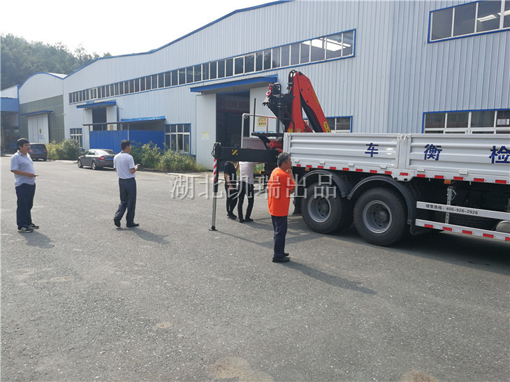 對整車進行詳細檢驗,觀察車輛細節 對整車進行詳細檢驗,觀察車輛細節