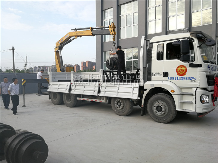 許昌市計量所領導對車輛進行測試 許昌市計量所領導對車輛進行測試