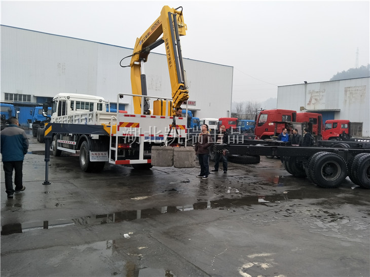 現場驗收吊臂,并整個旋轉 現場驗收吊臂,并整個旋轉