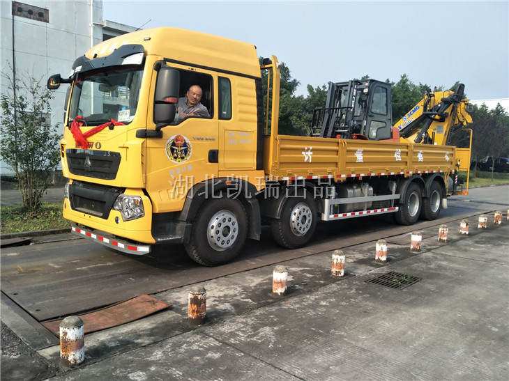 計量檢衡車在汽車衡上進行標數 計量檢衡車在汽車衡上進行標數