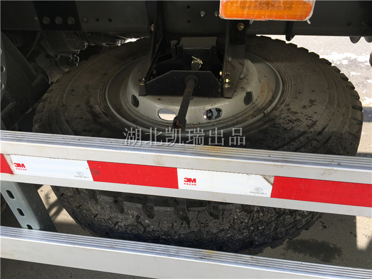 備胎側置 備胎側置